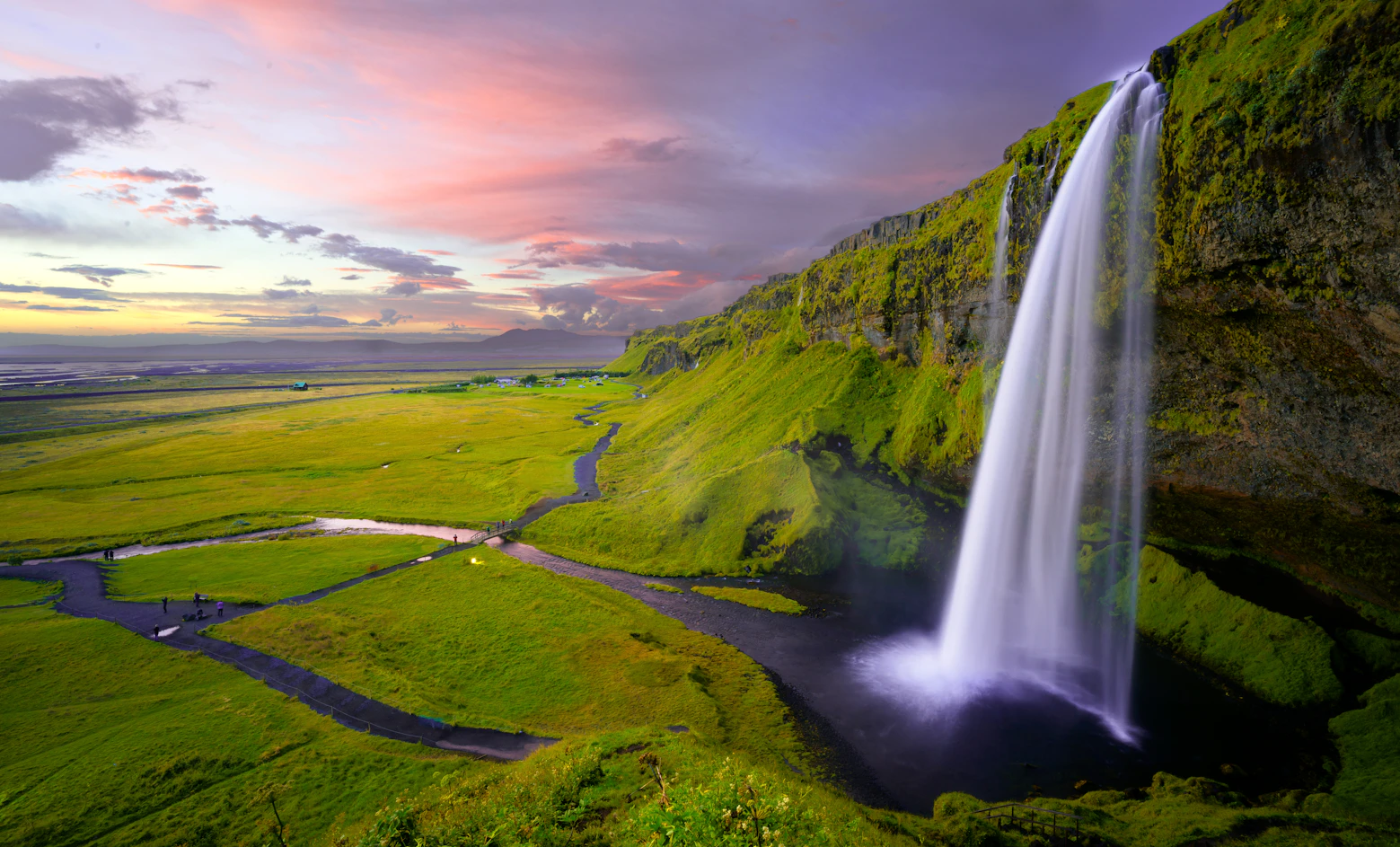 Cascada impresionante en el paisaje de Islandia