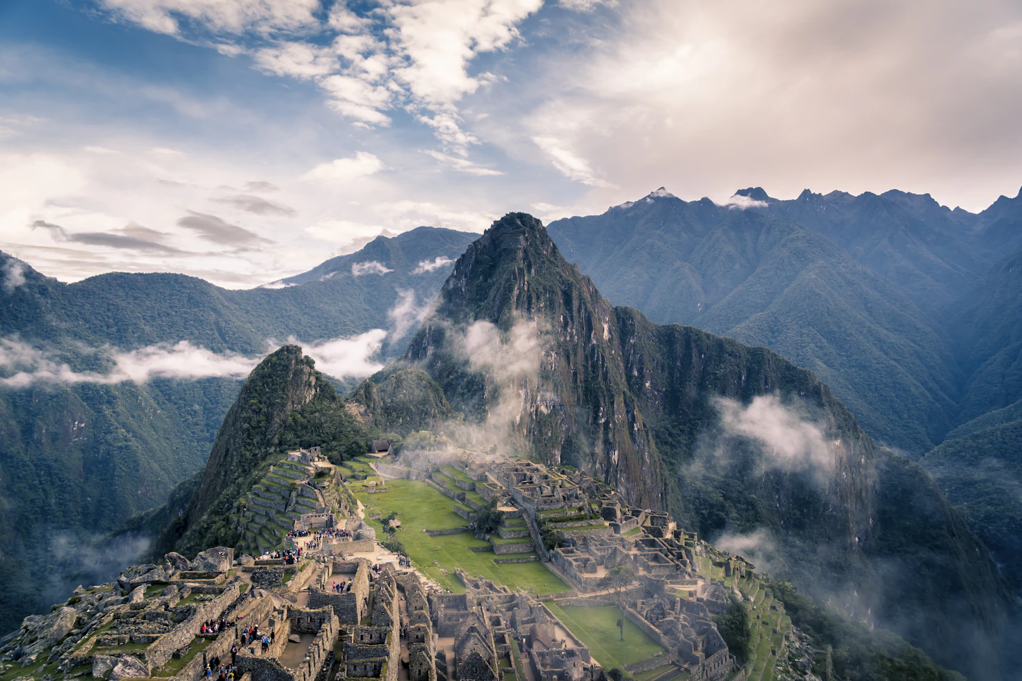 Ruinas antiguas de Machu Picchu entre montañas verdes