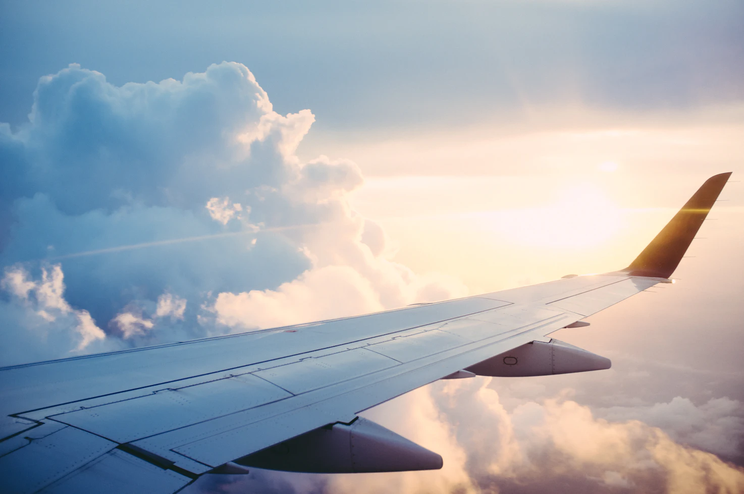 Mirando por la ventana del avión